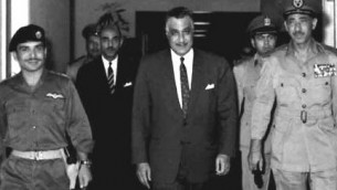 Nasser z królem Husseinem z Jordanii i egipskim szefem sztabu, generaem Amerem. Obwiniany za klsk Amer popeni w kocu samobójstwo w do tajemniczych okolicznociach...