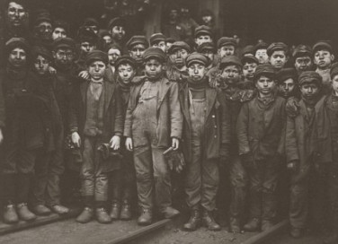 Kominiarz z armi kominiarczyków; caveatbettor, domena publiczna, via https://owlcation.com/humanities/The-History-of-Children-at-Work-The-Poor-Life-of-An-Apprentice-Chimney-Sweep