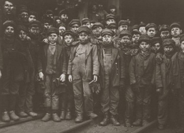 Kominiarz z armią kominiarczyków; caveatbettor, domena publiczna, via https://owlcation.com/humanities/The-History-of-Children-at-Work-The-Poor-Life-of-An-Apprentice-Chimney-Sweep