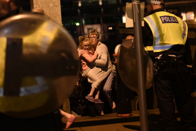 Nowa normalno? Policja pomaga ocalaym z zamachu terrorystycznego na London Bridge, 4 czerwca 2017. (Zdjcie: Carl Court/Getty Images)<br /> 