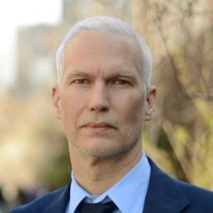 <span>Klaus Biesenbach, dyrektor berliskiej Galerii Narodowej, zosta niedawno zaguszony, gdy próbowa zdystansowa si od antyizraelskich owiadcze wygoszonych w jego instytucji w przemówieniu amerykaskiej fotografki i aktywistki politycznej Nan Goldin. Na zdjciu: Klaus Biesenbach. (Zdjcie: Twitter)</span>