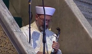 Minister ds. religii Turcji Ali Erba wygasza kazanie trzymajc miecz osmaski w meczecie Hagia Sophia, lipiec 2020 r.