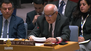 RIYAD MANSOUR, stały obserwator Palestyny przy ONZ, przemawia do Rady Bezpieczeństwa na spotkaniu, które odbyło się po wizycie ministra bezpieczeństwa narodowego Itamara Ben-Gvira na Wzgórzu Świątynnym na początku tego miesiąca(źródło zdjęcia: Al Dżazira TV)