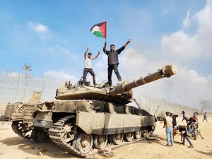Terroryści Hamasu świętują zdobycie izraelskiego czołgu (Źródło: Felesteen.news, 8 października 2023)