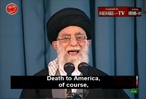 Na zdjęciu: Najwyższy Przywódca Iranu, ajatollah Ali Chamenei, ogłasza w telewizji swoje centralne hasło  „Śmierć Ameryce”. (Źródło obrazu: zrzut ekranu wideo MEMRI)