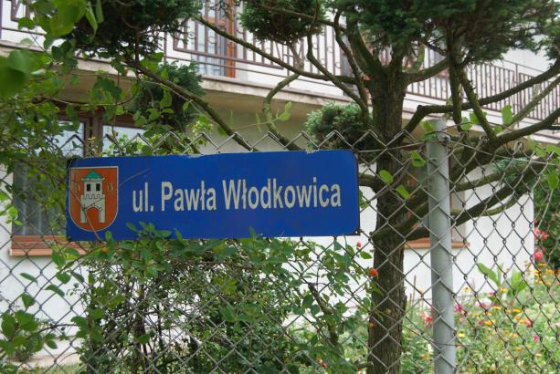 Ulica Wodkowica w Dobrzyniu. Ostatni raz byem w tej okolicy wiosn 1990 roku. Tu chyba wszdzie byy pola, teraz to dzielnica najzamoniejszych, bogactwo sika. Ulica jest malekim zaukiem, trzy domy po jednej stronie, trzy po drugiej, siódmy w gbi, zamykajcy zauek. Powiedzie, e nie ma tu ywej duszy to wierutne kamstwo, obszczekuj mnie psy, bardzo rasowe.