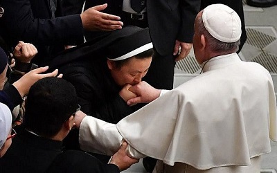 W lutym 2019 papie Franciszek publicznie przyzna, e ksia wykorzystywali zakonnice, traktujc je jako niewolnice seksualne. ródo: https://www.globalvillagespace.com/nuns-sex-slaves-scandal-fresh-blow-to-catholic-church/