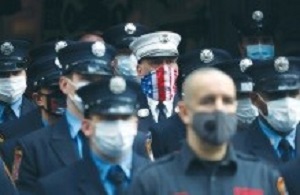 Strażacy Nowego Jorku oddają hołd ofiarom podczas uroczystości w 19. rocznicę ataków 9/11(zdjęcie: SHANNON STAPLETON / REUTERS)
