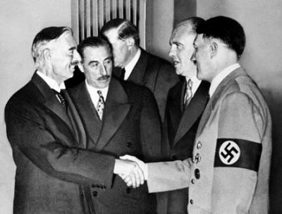Wrzesień 1938, Chamberlain i Hitler.  Serdeczny uścisk dłoni przypieczętował dżentelmeńską umowę.