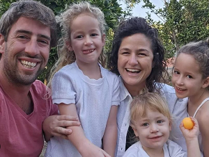 Jonatan Siman Tov, jego ona Tamar, Szahar i Arbel 5,5 letnie bliniaczki i dwuletni Omer zamordowani w kibucu Nir Oz przez morderców z Gazy.