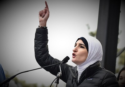 Linda Sarsour przemawia podczas Marszu Kobiet w Waszyngtonie 21 stycznia 2017. (Zdjcie: THEO WARGO/GETTY IMAGES/AFP)