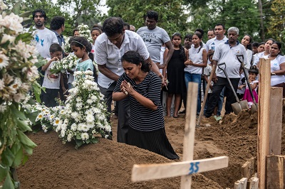 Sri Lanka po dihadystycznej masakrze chrzecijan nie jest tylko straszliw seri paczcych matek i maych trumienek. Niestety, mówi nam take wiele o przygnbiajcym stanie umysów na Zachodzie. Na zdjciu: pogrzeb jednej z ofiar zamachu w Niedziel Wielkanocn 21 kwietnia na Sri Lance (Zdjcie: Carl Court/Getty Images)