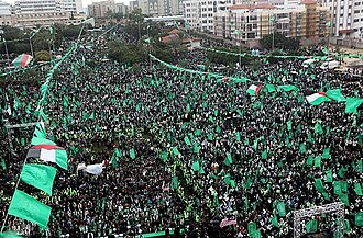 <span>Co się stanie, jeśli pozwolimy Hamasowi wygrać tę wojnę? Jeśli Hamas otrzyma pozwolenie na osiągnięcie swojego celu przez masowe morderstwa, porwania i gwałty? Na zdjęciu: ludność Gazy świętuje 25. rocznicę powstania Hamasu w grudniu 2012 roku. (Źródło zdjęcia: Wikipedia)</span>