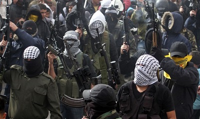 Terroryści z Brygady Męczenników Al-Aksa Fatahu (Flash 90)