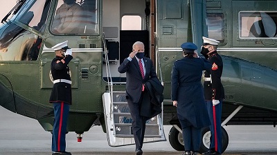 Prezydent USA Joe Biden salutuje wysiadajc z rzdowego helikoptera w Bazie Andrews w Maryland przed wejciem na pokad Air Force One, by polecie  na lotnisko w New Castle, Del., 5 lutego 2021. Zdjcie: Official White House Photo by Carlos Fyfe.