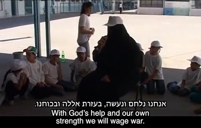 Pieniądze amerykańskich podatników, dzięki administracji Bidena, ponownie trafiają teraz bezpośrednio do Agencji Narodów Zjednoczonych ds. Pomocy Uchodźcom Palestyńskim (UNRWA), agencji, która promuje nienawiść do Izraela i odmawia mu prawa do istnienia. Na zdjęciu: Kadr z filmu dokumentalnego „Obóz Dżihad” przedstawiający obóz letni w Gazie sponsorowany i finansowany przez UNWRA.