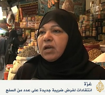 Palestynka kupujca na targu  skary si Al Jazeera News na nowy podatek narzucony przez Hamas, 25 kwietnia 2015. (zdjcie: Al Jazeera zrzut z ekranu)