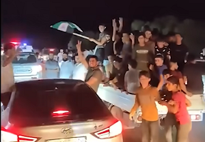 Syryjczycy witujcy mier Nasrallaha 28 wrzenia 2024 r., (Zrzut z ekranu wideo: https://www.youtube.com/watch?v=x-eN8LEibSk)