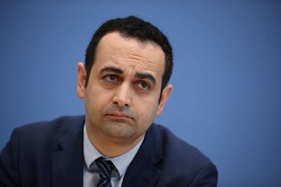Bijan Djir-Sarai, urodzony w Iranie rzecznik spraw zagranicznych niemieckiej opozycyjnej Wolnej Partii Demokratycznej (FDP), ostro skrytykował przypochlebianie się rządu niemieckiego ajatollahom Iranu: \