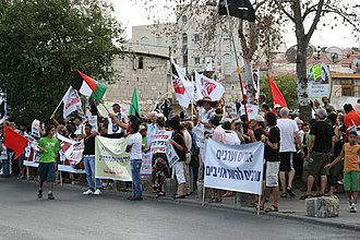 Demonstracja przeciw wydalaniu odmawiających płacenia czynszu lokatorów z Sheikh Jarrah w sierpniu 2010 roku. (Dzicy lokatorzy nadal tam mieszkają) Źródło: Wikipedia