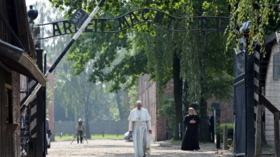 Papie Franciszek wychodzi z nazistowskiego obozu zagady w Auschwitz,  29 lipca2016. (Zdjcie: AFP/Janek Skaryski)