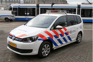Volkswagen Touran holenderskiej policji krajowej w grudniu 2016 r. Zdjcie: Paul Townley/Pixabay.