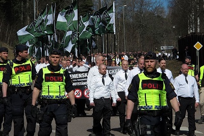 Czonkowie neonazistowskiego Nordyckiego Ruchu Oporu (NRM) podczas wczeniejszego marszu w Falun, w Szwecji, 1 maja 2017. (Zdjcie: Edaen/Wikimedia Commons)
