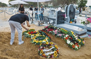 Groby Izraelczyków Szaji Silasa Nigreke i jego syna Aviada Nira, którzy zostali zamordowani przez terrorystów w Huwarze w sierpniu ubiegego roku.(ródo zdjcia: FLASH90)