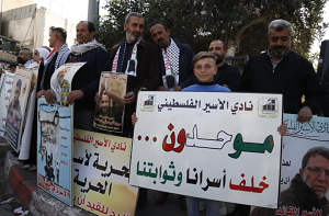 obrazek: Palestyczycy protestujcy na rzecz winiów przetrzymywanych w izraelskich wizieniach w miecie Hebron na Zachodnim Brzegu, 1 grudnia 2024 r.(zdjcie: YONATAN SINDEL/FLASH90)
