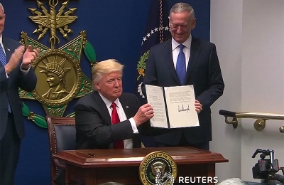 Prezydent Donald Trump podpisuje  zarzdzenie prezydenckie ograniczajce imigracj, 27 stycznia 2017 r. (Reuters zrzut z ekranu)