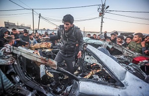 Palestyńczycy oglądają zniszczony radiowóz po izraelskim nalocie na Rafah, 7 lutego 2024 r.(zdjęcie: ATIA MOHAMMED/FLASH90)