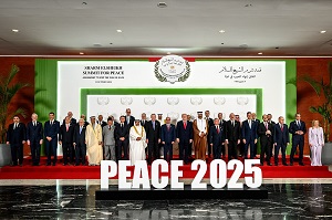 Erdoğan na zbiorowej fotografii podczas szczytu w sprawie pokoju w Gazie w El Sheik w Egipcie, 13 pa�dzien ika 2025 r. (�r&oacute;d�o:&nbsp;Wikipedia, autor zdj�cia Daniel Torok.)