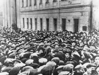 Ambasador Izraela w Zwizku Radzieckim, Golda Meir, jest otoczona przez 50 tysicy ydów w pobliu synagogi moskiewskiej w pierwszy dzie Rosz Haszana, 1948. Zdjcie: Wikimedia