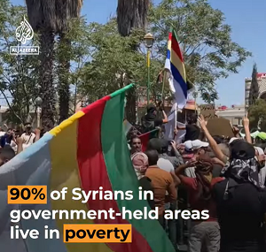 <span> Wojna w Syrii jeszcze się nie skończyła. Nie udaje się też opanować jej strasznych konsekwencji. Tylko w ciągu ostatnich pięciu tygodni dziesiątki starć między rywalizującymi grupami, w tym siłami lojalnymi wobec reżimu, spowodowały setki ofiar. Na zdjęciu: zrzut z ekranu wideo przekazanego przez Al Dżazirę dokumentującego protest Syryjczyków 27 sierpnia 2023r.  </span> 
