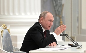 Z perspektywy czasu wydaje si, e rosyjski prezydent Wadimir Putin opracowa staranny plan przetestowania granicy tolerancji mocarstw zachodnich, przechodzc od jednego ajdactwa do drugiego. Na zdjciu: Putin przewodniczy posiedzeniu Rady Bezpieczestwa 21 lutego 2022  (ródo zdjcia: Oficjalna strona Prezydenta Rosji)