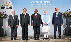 <span>Na zdjciu od lewej do prawej: prezydent Brazylii Luiz Inácio Lula da Silva, prezydent Chin Xi Jinping, prezydent Republiki Poudniowej Afryki Cyril Ramaphosa, premier Indii Narendra Modi i minister spraw zagranicznych Rosji Siergiej awrow na szczycie BRICS 2023 w Johannesburgu w Republice Poudniowej Afryki, 24 sierpnia, 2023. (Zdjcie:Wikipedia)</span>