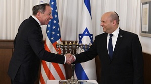 Izraelski premier Naftali Bennett (z prawej) wita nowego ambasadora USA w Izraelu, Thomasa Nidesa w biurze premiera w Jerozolimie, 5 grudnia 2021. Zdjęcie: Amos Ben-Gershom/GPO.