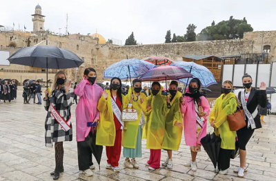 Grupa uczestniczek konkursu Miss Universe, wygldajc piknie i sensownie, pozuje do zdjcia przy cianie Zachodniej.(zdjcie: MARC ISRAEL SELLEM/THE JERUSALEM POST)