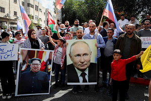 Palestyczycy w Hebronie protestuj w imieniu swoich braci ze Strefy Gazy, trzymajc plakaty prezydenta Rosji Wadimira Putina i przywódcy Korei Pónocnej Kim Dzong Una po masakrze Izraelczyków dokonanej przez Hamas 7 padziernika, 20 padziernika 2023 r. Zdjcie: Wisam Hashlamoun/Flash90.
