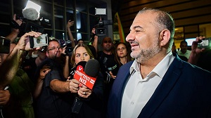 Mansour Abbas, przewodniczcy partii Ra'am Party, przybywa na rozmowy koalicyjne w Ramat Gan 2 czerwca 2021 roku. Zdjcie: Avshalom Sassoni/Flash90.