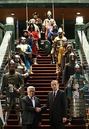 Prezydent Recep Tayyip Erdoğan wita prezydenta Abbasa w paacu prezydenckim. (Na schodach widzimy postaci symbolizujce kraje podbite przez imperium osmaskie). (ródo zdjcia: Wikipedia)