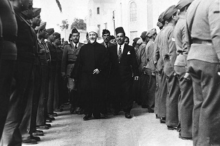 Wielki Mufti Jerozolimy Hadż Amin al-Husseini odwiedza wioskę w Galilei 23 kwietnia 1947 r. Zdjęcie: Archiwa IDF i Zakładu Obronnego w Tel Haszomer (Tel Awiw).
