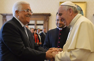 Złośliwie można to zdjęcie podpisać tak: „Ojciec Święty dziękuje dyktatorowi państwa Palestyna za znakomitą organizację masakry izraelskich sportowców w Monachium w 1972 roku i za wieloletnią walkę z zażydzaniem Ziemi Świętej”. Zdjęcie przekazane dziennikarzom przez biuro prasowe Watykanu po spotkaniu tych dwóch wielkich przywódców w dniu 15 maja 2015 roku (67 rocznica ogłoszenia niepodległości Izraela), podczas którego Papież określił palestyńskiego dyktatora jako „anioła pokoju”, czemu rzecznik prasowy próbował później nadać bardziej teologiczny wymiar.