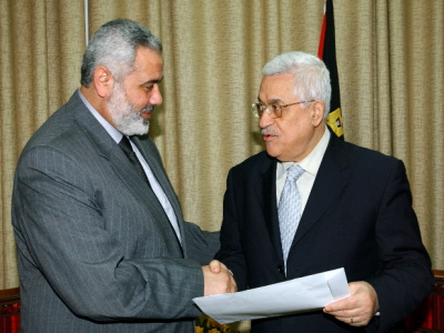 Po dwudziestu latach Hamas wreszcie zrozumia potg kamstw. Podobnie jak OWP Hamas nauczy si, e w tym wypadku sowa s waniejsze od czynów. Zdjcie: prezydent Autonomii Palestyskiej Mahmoud Abbas (po prawej) ciska do przywódcy Hamasu w Gazie, Ismaila Hanijeha, podczas negocjacji w 2007 r. o krótkotrway rzd jednoci. (Zdjcie: Palestinian Press Office)