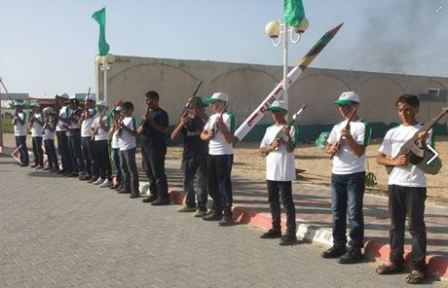 Dzieci niosce atrapy rakiet i karabinów (Facebook.com/Gazacamps2014, 22 czerwca 2014)