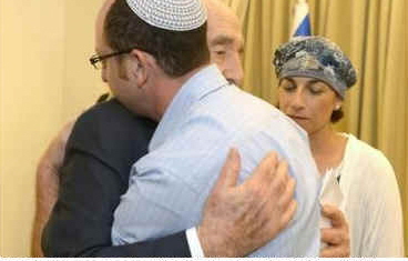 Prezydent Peres spotyka si z rodzinami porwanych nastolatków Zdjcie: COURTESY OF THE PRESIDENT'S RESIDENCE