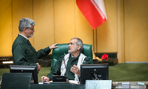 <span>Cel reimu iraskiego jest jasny: zyska na czasie, osign korzystn umow podobn do tej, któr wrczya mu administracja Obamy, zabezpieczy zagodzenie sankcji i moliwoci dokoczenia prac nad broni jdrow. Na zdjciu: prezydent Iranu Masoud Pezeszkian w mundurze oficera Straników Rewolucji Islamskiej w 2019 roku. (Zdjcie: Wikipedia)</span>