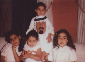 Ksiniczki z ojcem, królem Abdullahem bin Abdulazizem. Od lewej: Sahar, Jawaher, Hala (na ramionach króla) i Maha.