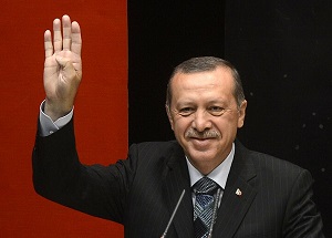 Prezydent Turcji Erdogan wykonuje charakterystyczny gest poparcia dla Bractwa Muzumaskiego (Wikipedia) 