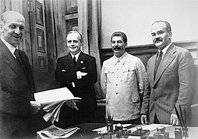 23 sierpnia 1939 roku w Moskwie. Od lewej stoją: szef działu prawnego niemieckiego MSZ Friedrich Gauss, niemiecki minister spraw zagranicznych Joachim von Ribbentrop, Józef Stalin oraz ludowy komisarz (minister) spraw zagranicznych ZSRR Wiaczesław Mołotow. (Źródło: Wikipedia)